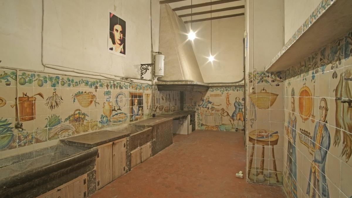 Cocina decorada con azulejos del siglo XVIII de los palacios de Exarchs