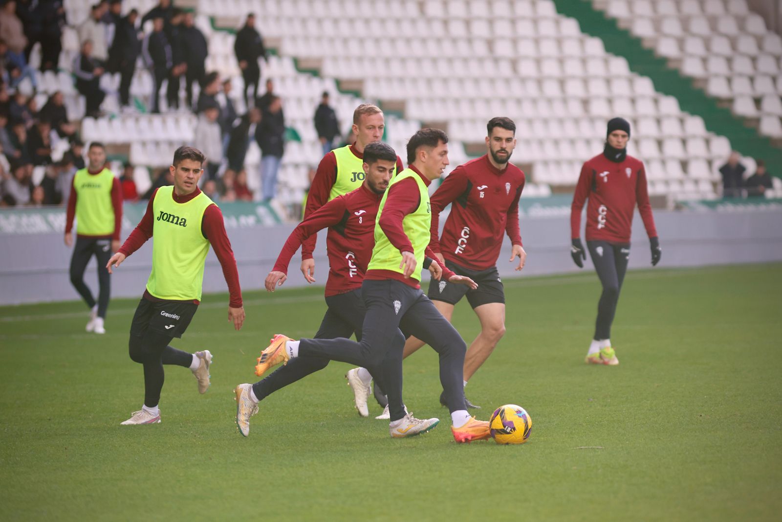 El Córdoba entrena ante su afición en El Arcángel