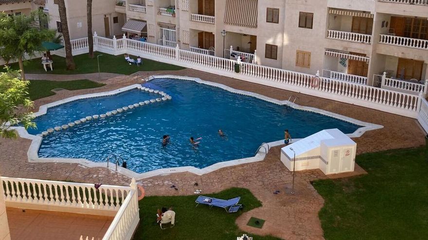 Medio centenar de efectivos de la Local, Nacional y Portuaria sorprende a los vendedores ilegales en el puerto de Alicante