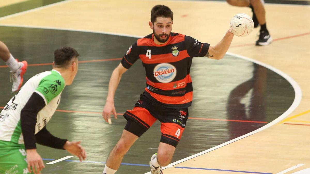 Ramón Gil en un partido de esta temporada ante el Balonmán Cañiza.