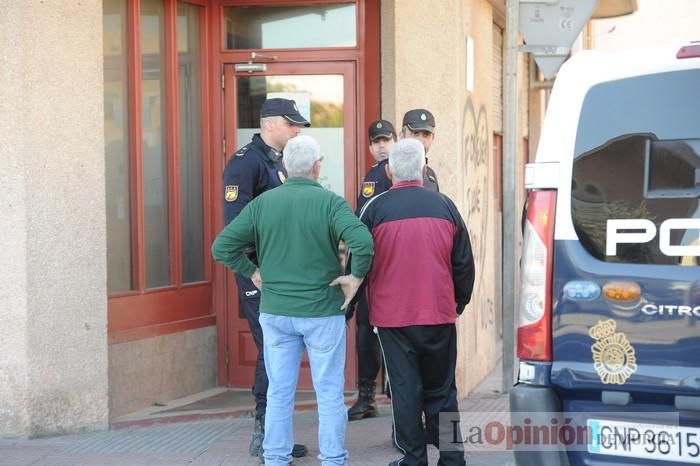 Muere de una cuchillada en el cuello un hombre en un bar de Puente Tocinos