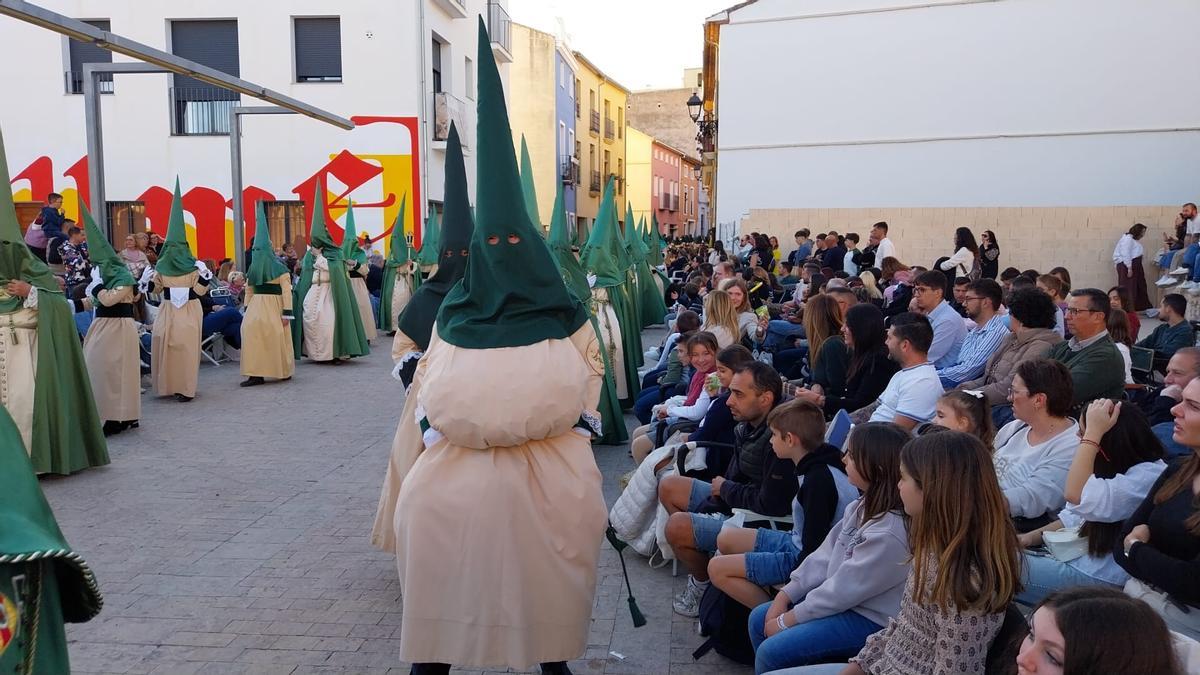 Miembro de la Cofradía de la Oración de Jesús en el Huerto cargado de chucherías para obsequiar a los niños.