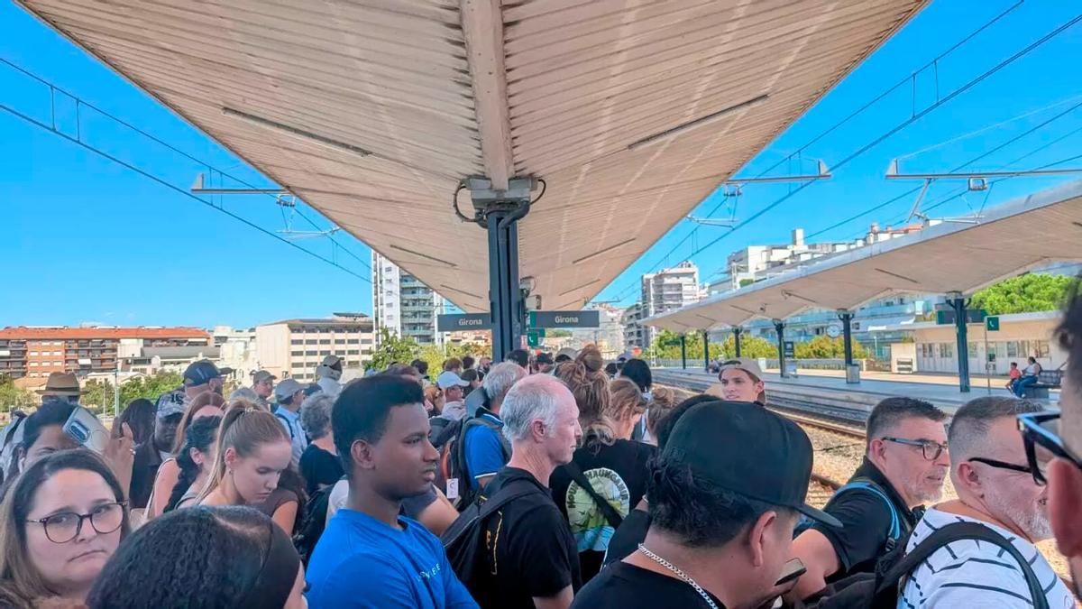 Saturación de pasajeros aen el andén 2 de la estación de Girona, dirección Barcleona