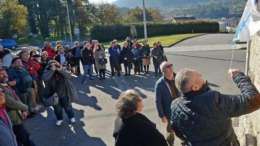 Inauguración de la placa instalada en el cementerio de A Raña. // G.S.