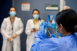 Profesionales sanitarias preparan vacunas en el hospital de Sant Pau de Barcelona