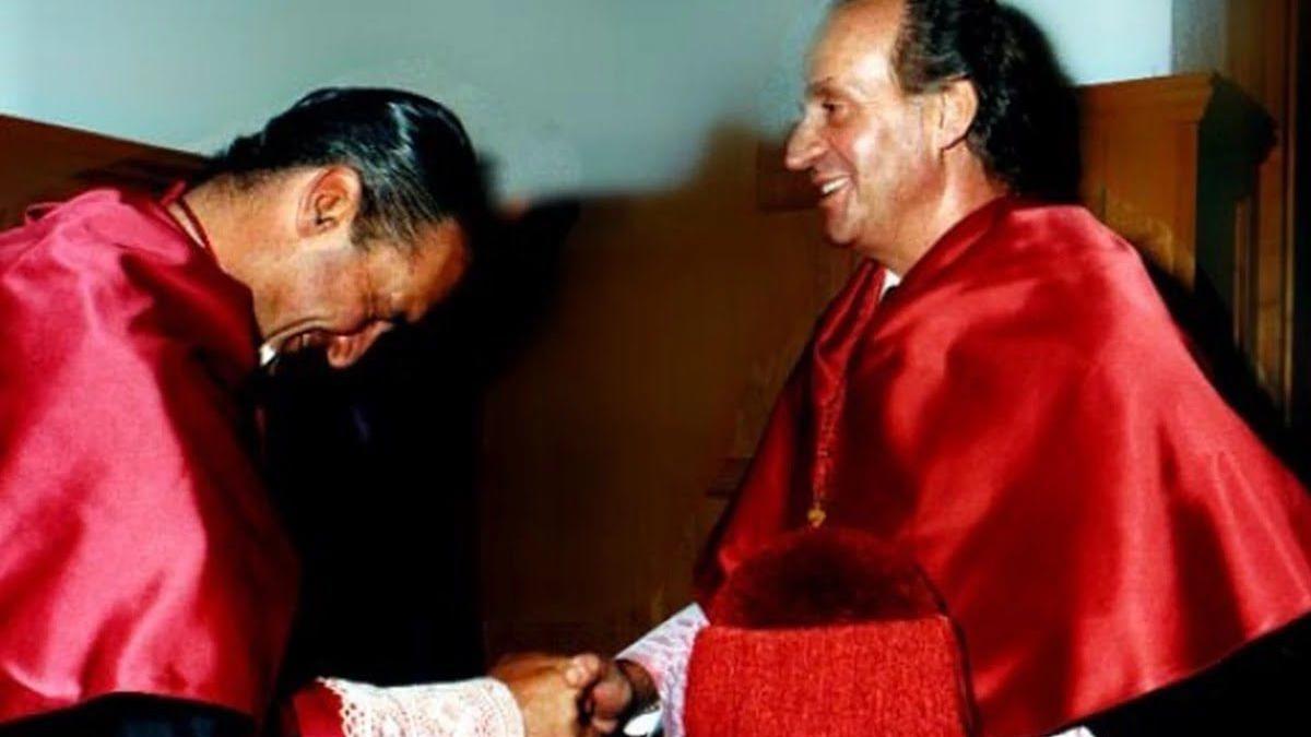 El rey Juan Carlos I y Mario Conde en la ceremonia de investidura como doctor honoris causa del segundo en 1993 por la Universidad Complutense de Madrid.