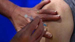 Aquests són alguns dels efectes secundaris de la vacuna de la Covid de Pfizer