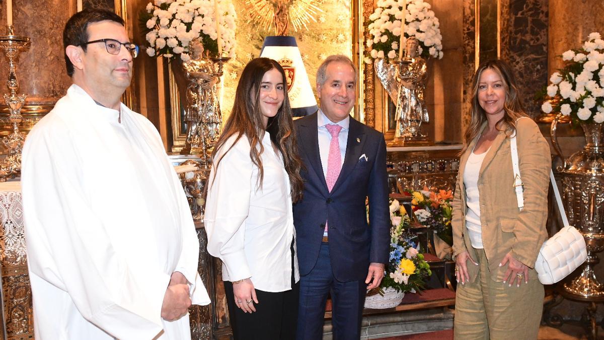 Jorge Mas, acompañado por Fernando Arregui, capellán del Real Zaragoza, su hija y su mujer, junto a la Virgen del Pilar, vestida con el manto del club aragonés.