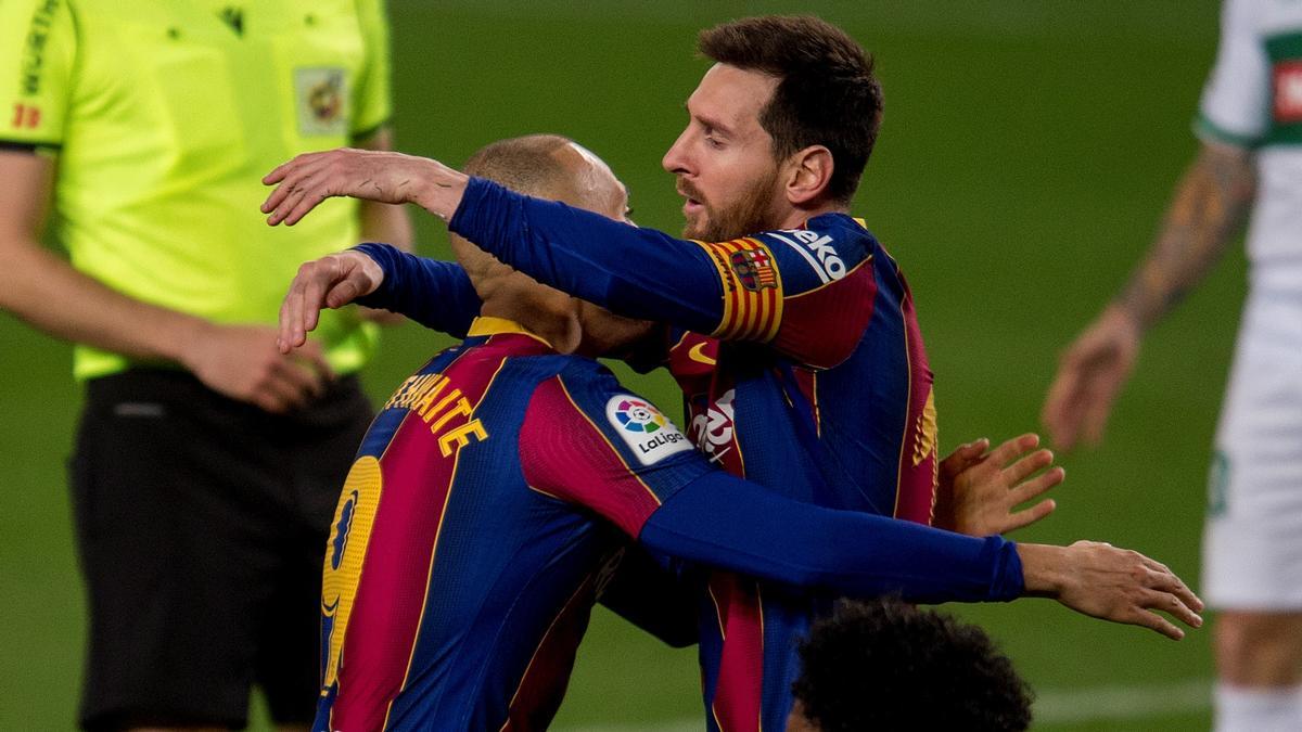 Messi abraza a Braithwaite tras la asistencia que le dio el danés en el 1-0.