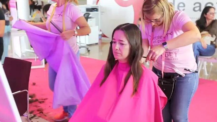 Corte de pelo en Elche en apoyo a las mujeres con cáncer de mama