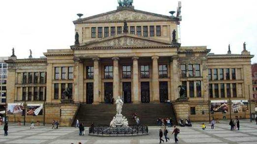 El templo de la ópera berlinesa lleva camino de perpetuar sus obras de mejora .
