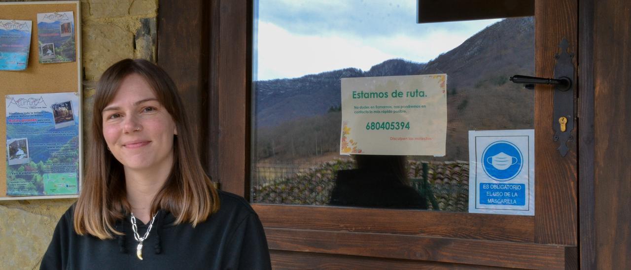 Alba López, a la entrada de su local en Veneros.