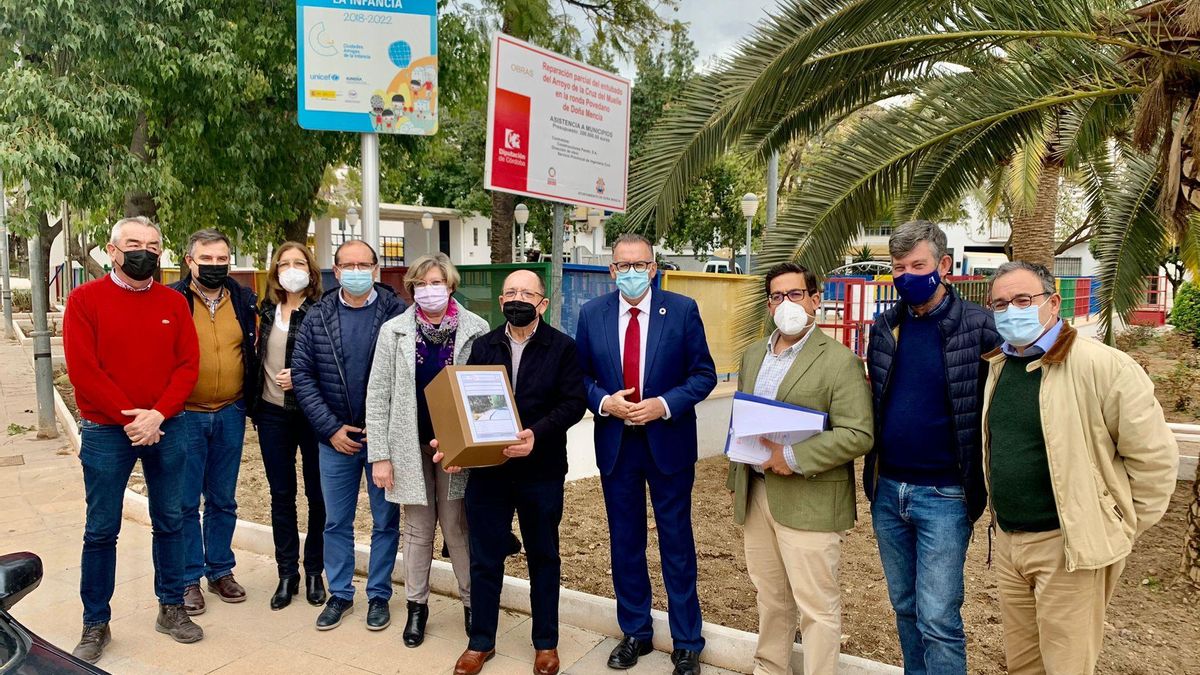 Autoridades locales y provinciales, en la zona de la Ronda Povedano donde se ha intervenido.