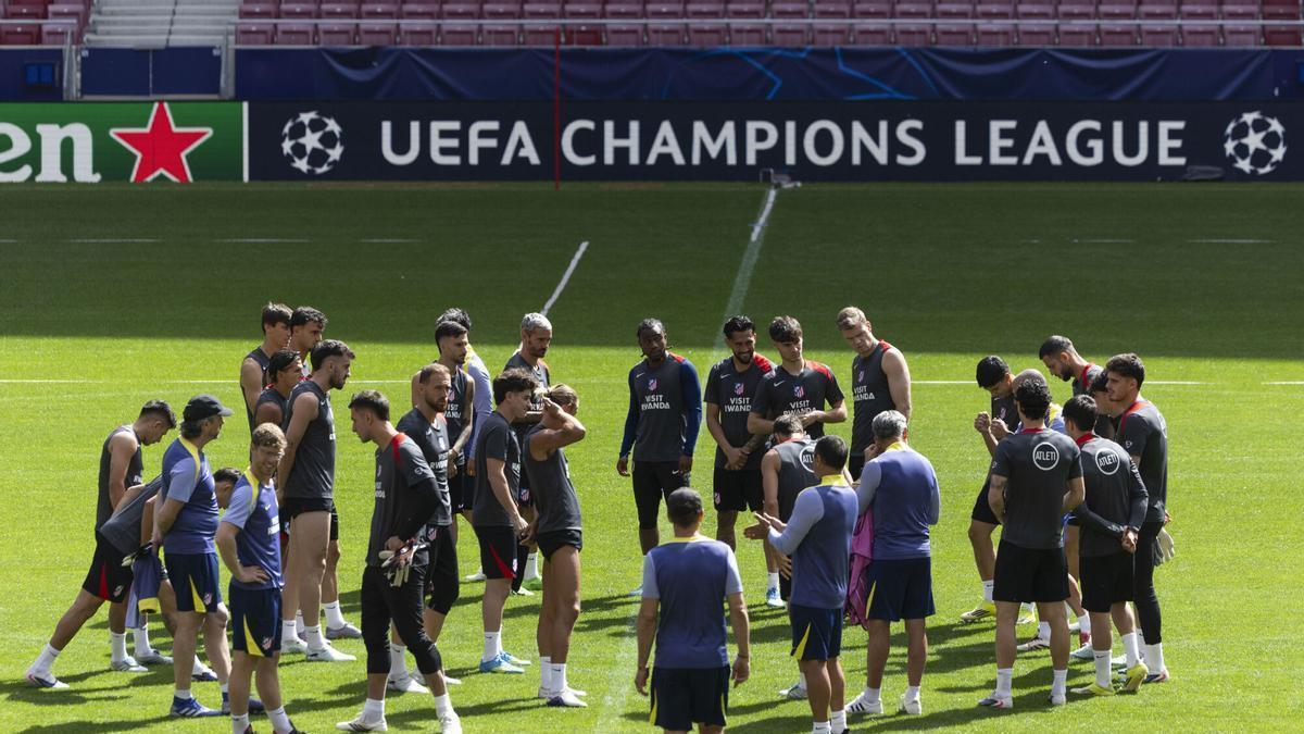 Los jugadores del Atlético de Madrid durante el entrenamiento previo al partido de ida de semifinales de Champions League que el equipo disputa ante el Arsenal este miércoles en el estadio Riyadh Air Metropolitano.
