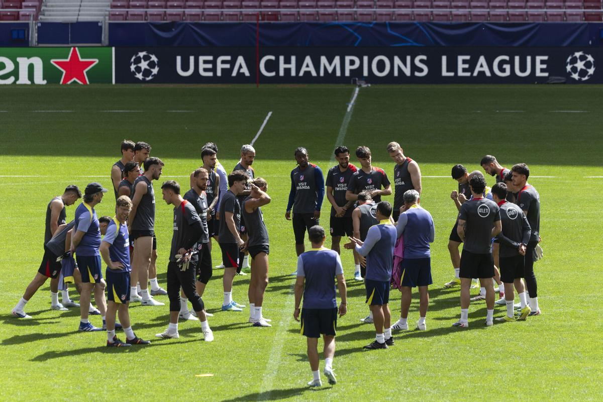 Los jugadores del Atlético de Madrid durante el entrenamiento previo al partido de ida de semifinales de Champions League que el equipo disputa ante el Arsenal este miércoles en el estadio Riyadh Air Metropolitano.