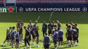 Los jugadores del Atlético de Madrid durante el entrenamiento previo al partido de ida de semifinales de Champions League que el equipo disputa ante el Arsenal este miércoles en el estadio Riyadh Air Metropolitano.