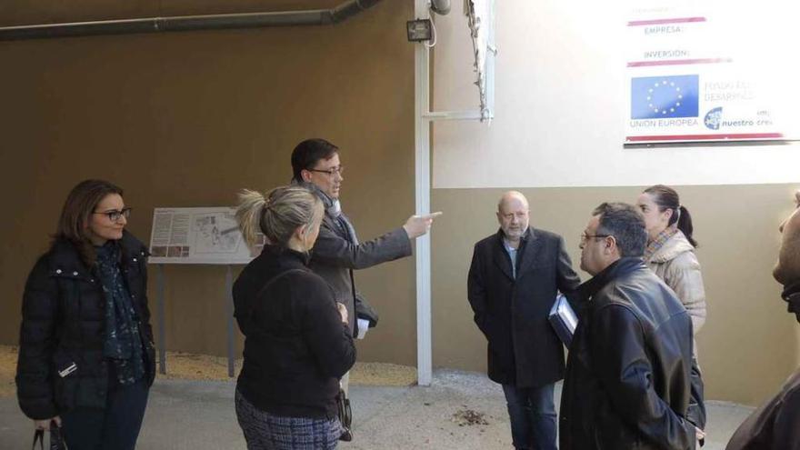 El director general de Patrimonio durante la visita ayer a la Villa Romana de Camarzana de Tera.