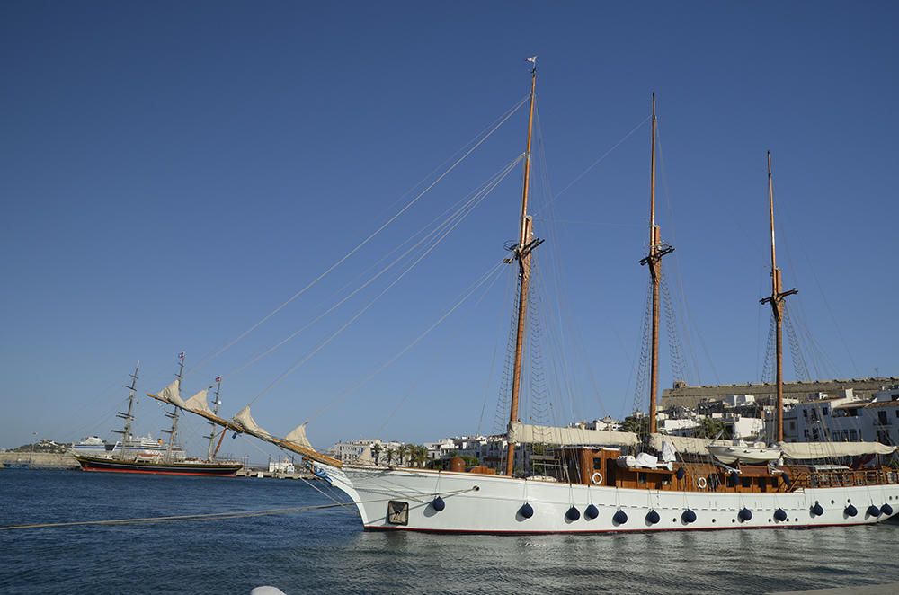 Cruceros y grandes yates en Ibiza