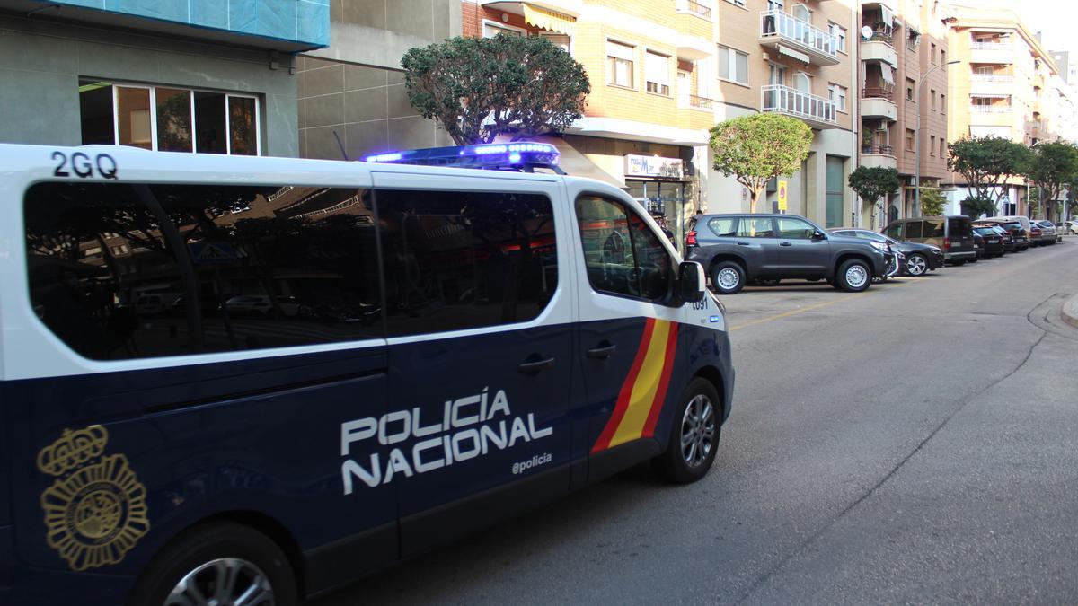 Un furgón de la Policía Nacional en la comisaría de Gandia