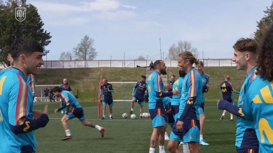 Los jugadores de la selección española jugando al piedra papel o tijera en un entrenamiento