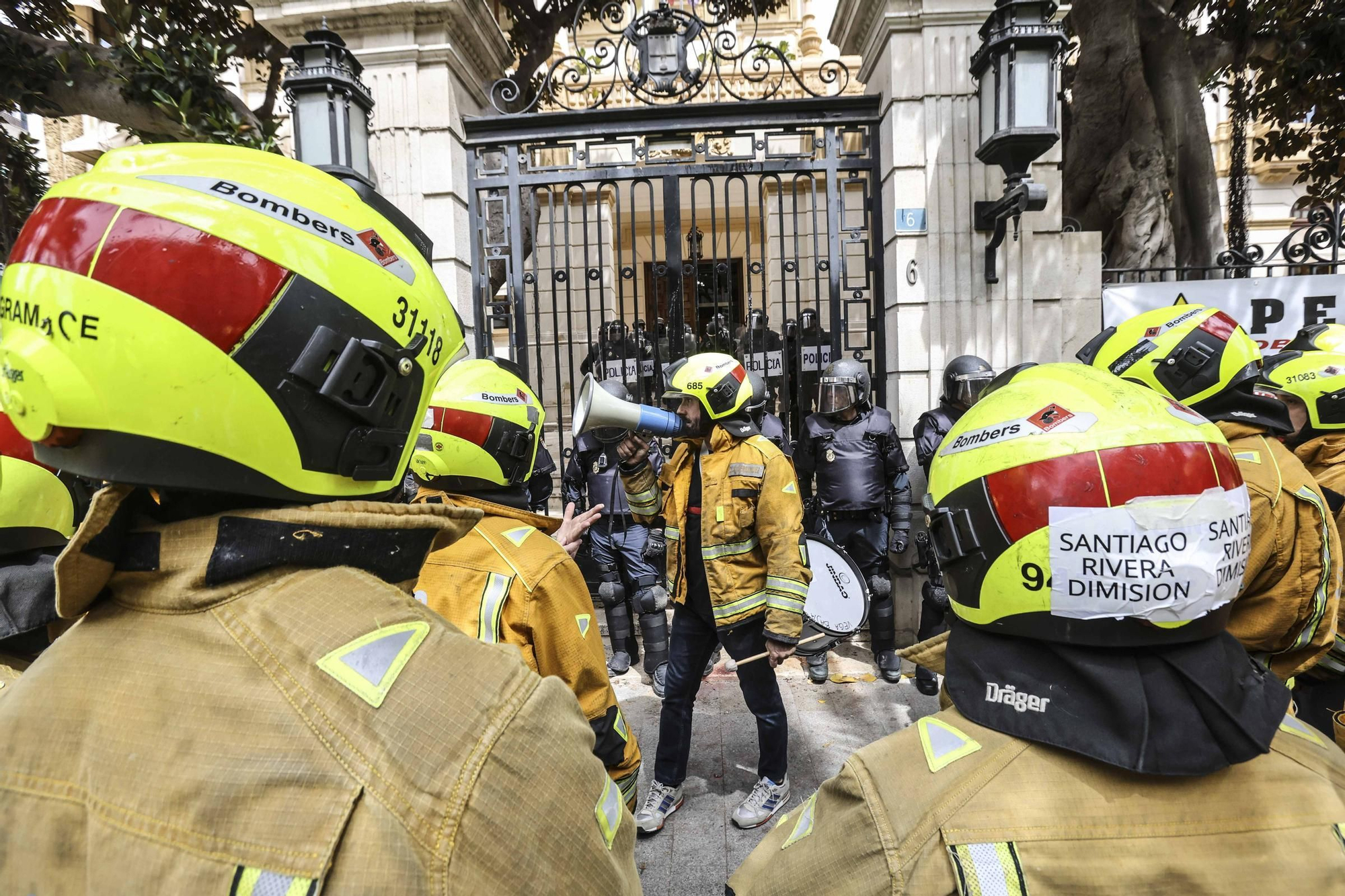 Protesta de los bomberos frente a la Diputación de Alicante
