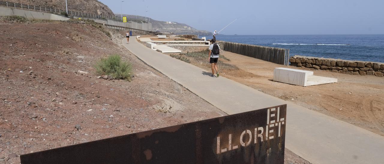 Algunos transeúntes paseando este martes por el recién estrenado Mirador del Lloret.