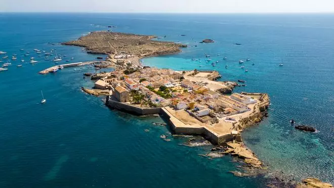 El único pueblo amurallado de España rodeado por completo de agua es un islote Bien de Interés Cultural