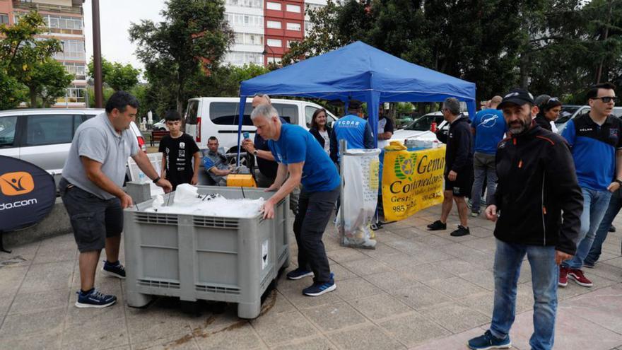 Momento del pesaje de las piezas presentadas al concurso. | M. Villamuza