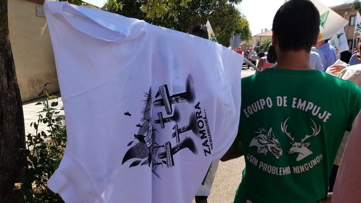 Camisetas reivindicativas en la manifestación. | A. B.