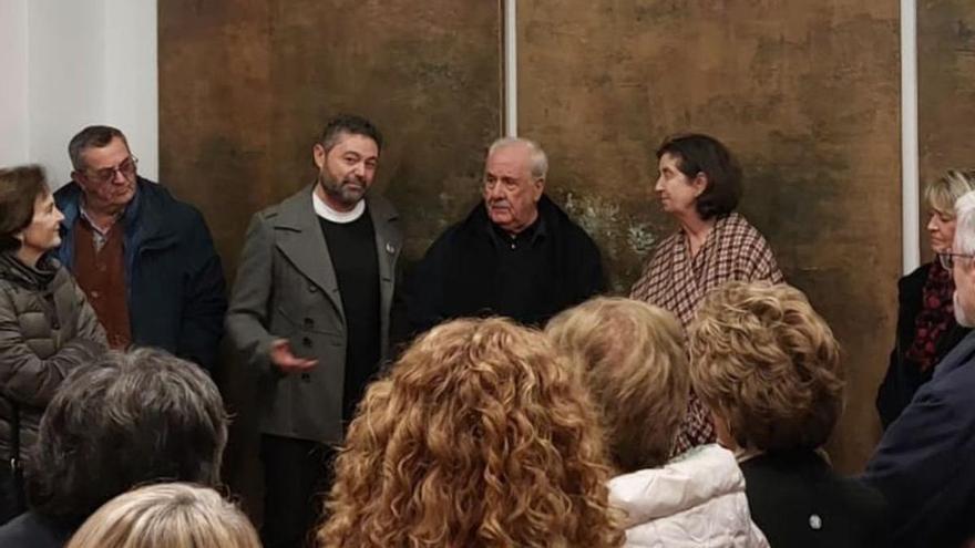 Elías G. Benavides, en el centro, entre Santiago Martínez y Dulce Pérez,  durante la inauguración de la exposición en Alfara.