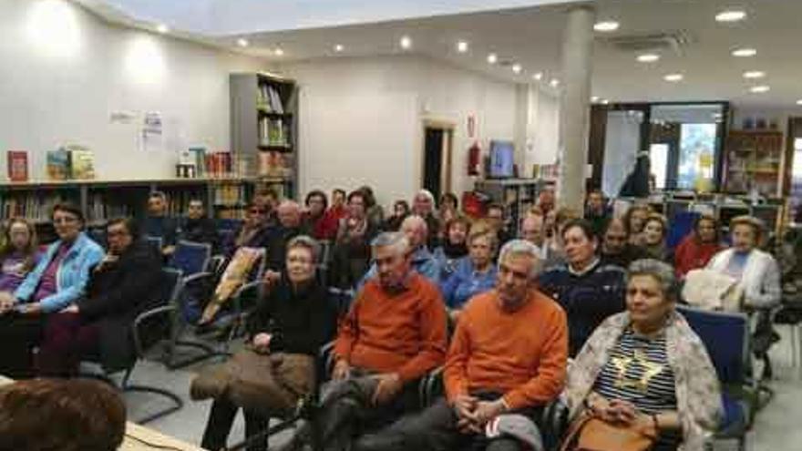 El público villalpandino llenó la planta baja de la biblioteca.