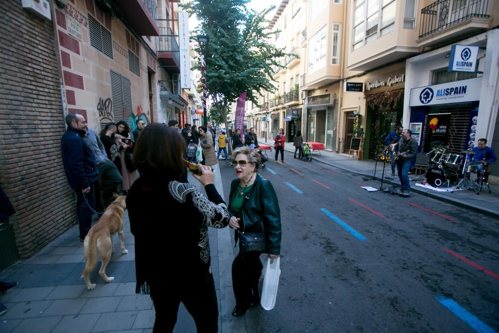 Más de 70 negocios de la calle Quintana celebran la I edición de "Comercios a la Calle"