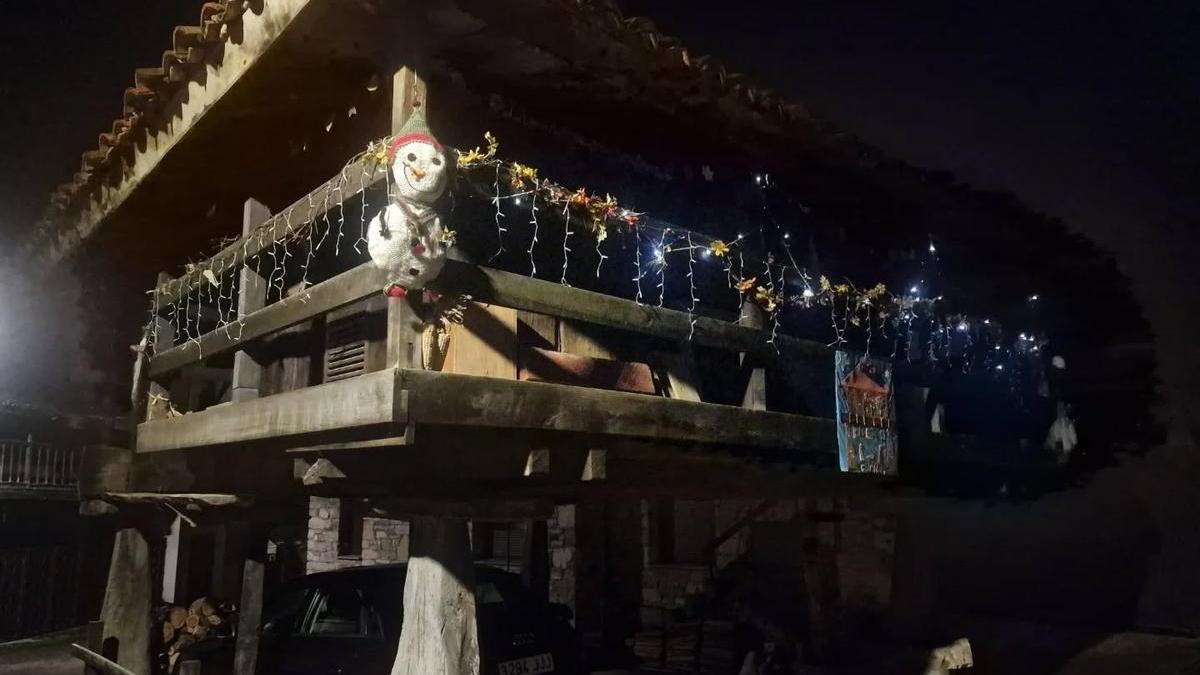 Un hórreo de Bueño con decoración navideña.