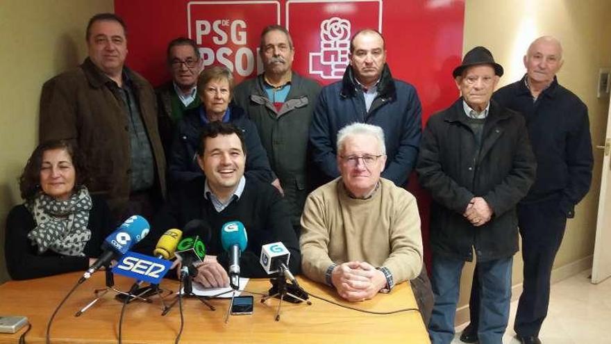 Portavoces y ediles socialistas de la comarca de O Carballiño, en apoyo a Adolfo Nogueira. // A.F.