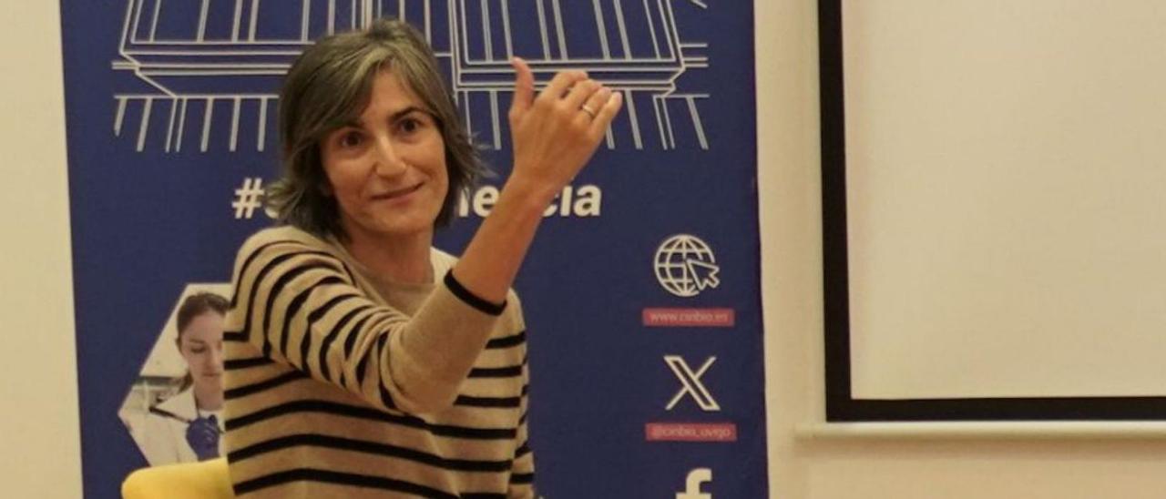 La investigadora Verónica Salgueiriño, durante una charla.
