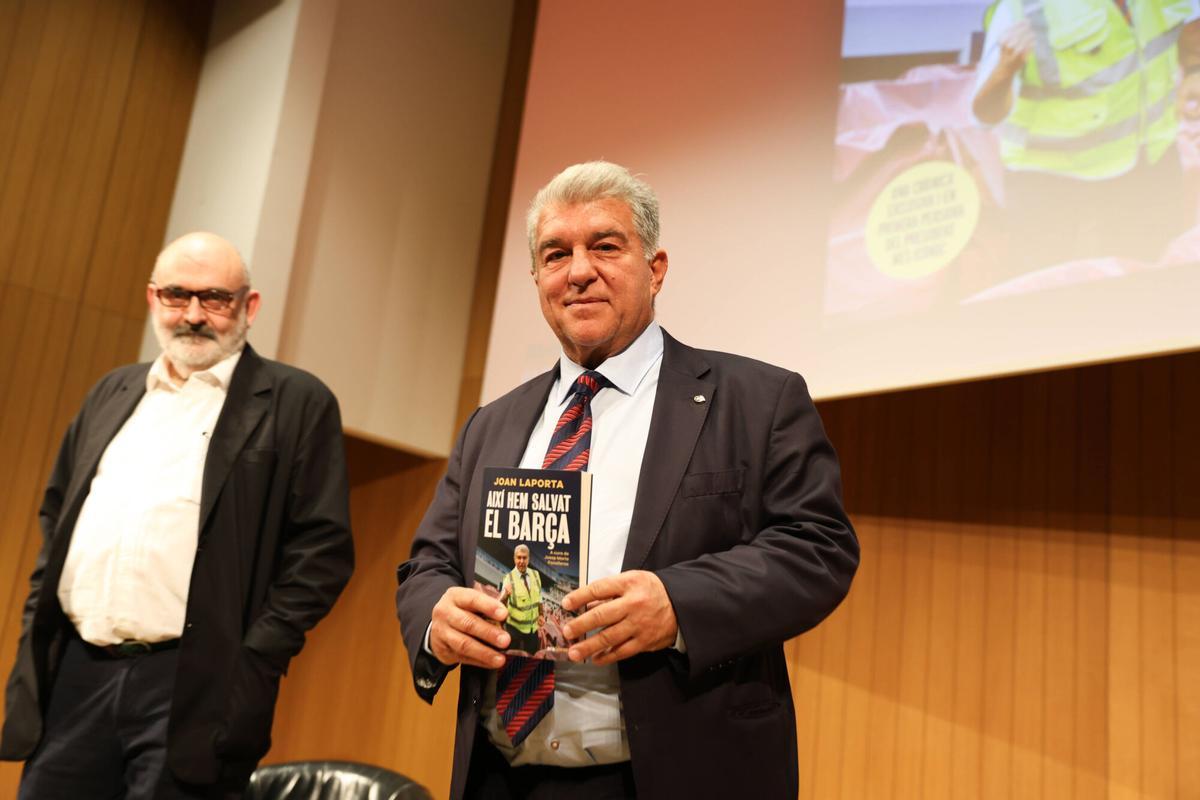 Joan Laporta y el escritor Josep Maria Fonalleras, en la presentación de su libro en el Ateneu Barcelonès.