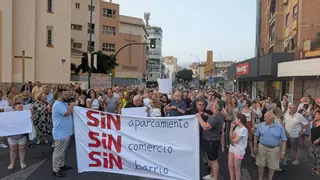 Comerciantes y vecinos de Huelin se manifiestan para exigir que se mantengan los aparcamientos: "El barrio, unido, jamás será vencido"