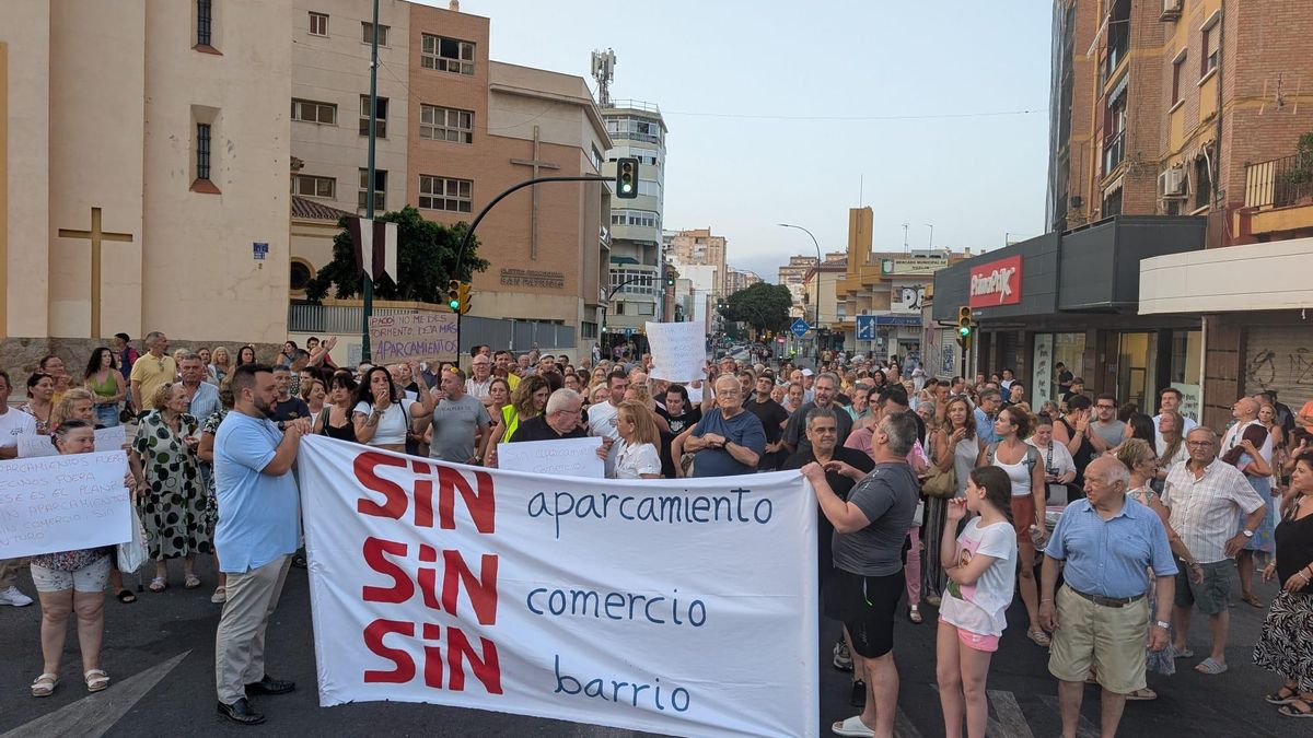 Comerciantes y vecinos de Huelin se manifiestan para exigir que se mantengan los aparcamientos: &quot;El barrio, unido, jamás será vencido&quot;