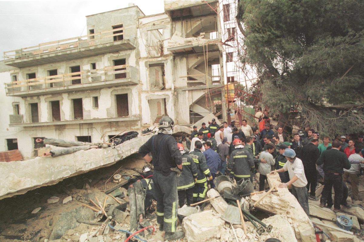 Viele Menschen hofften unter dem Schutt noch Überlebende zu finden.