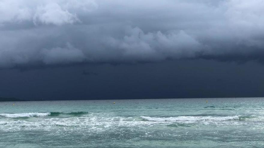 La tormenta acercándose a Playa de Muro