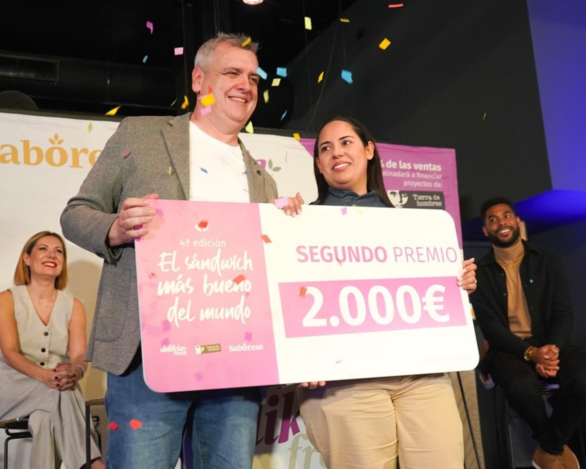 Diana Arias con el segundo premio del certamen.