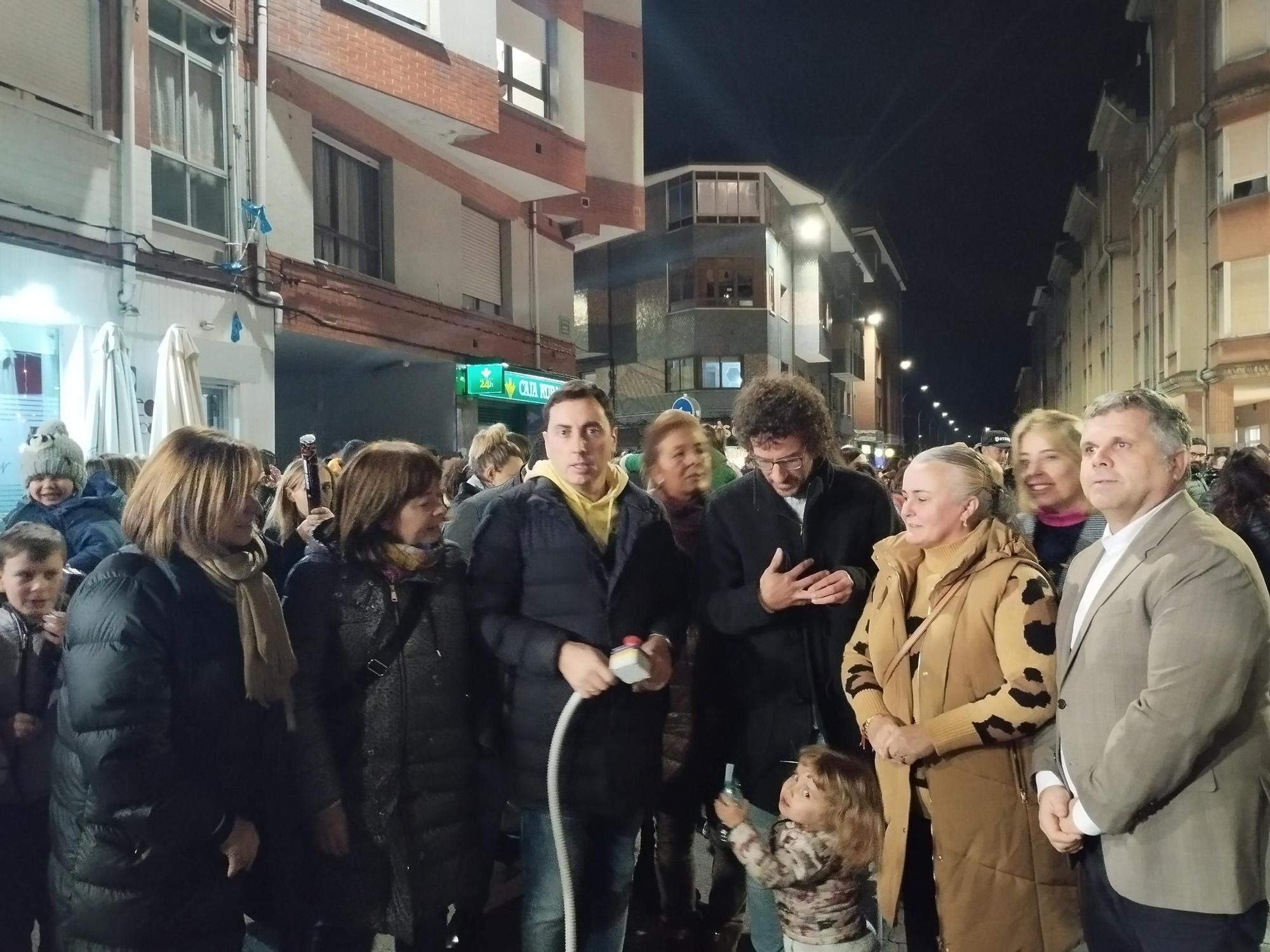 El divertido encendido del alumbrado navideño en Llanera, en imágenes