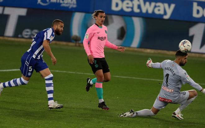 Imágenes del partido entre el Alavés y el FC Barcelona correspondiente a la jornada de LaLiga, disputado en el estadio Mendizorrotza de Vitoria.