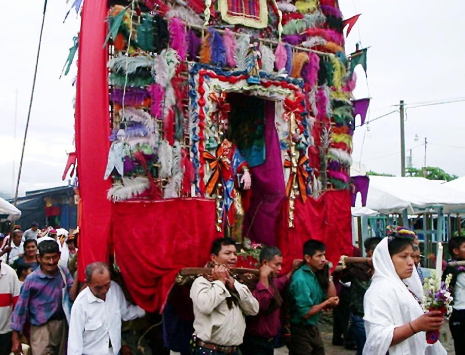 Guatemala - La tradicion del teatro bailado Rabinal Achi, drama dinástico maya del siglo XV y uno de los escasos testimonios de la tradición prehispánica.