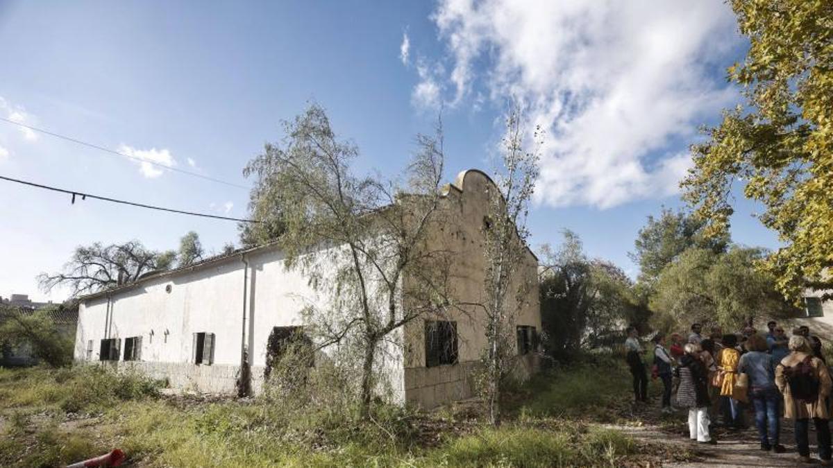 Una de las antiguas naves del cuartel de Son Busquets.