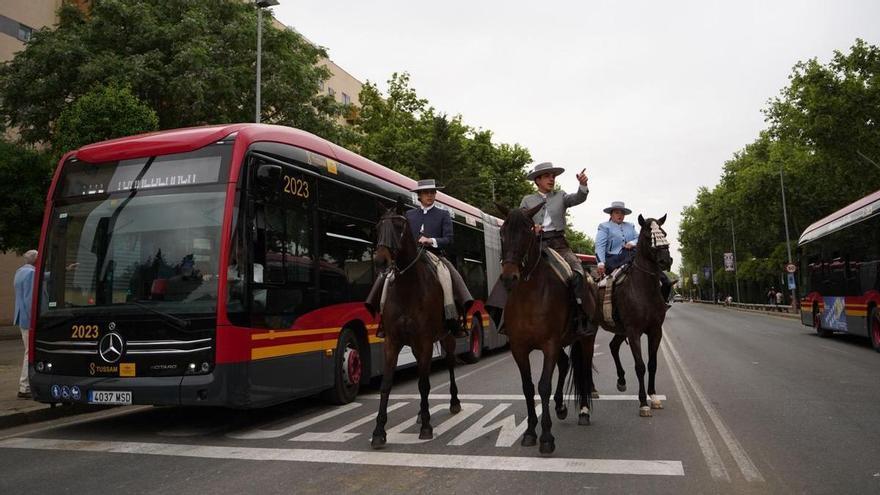 Primeros días del tranvibús llegando hasta la Feria de Sevilla