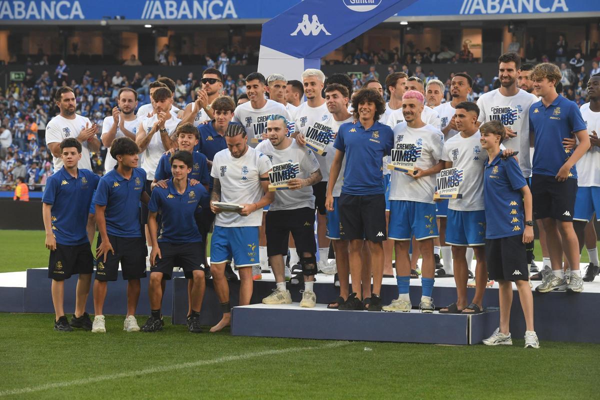 Así fue la invasión de aficionados en el campo en la celebración tras el partido en Riazor