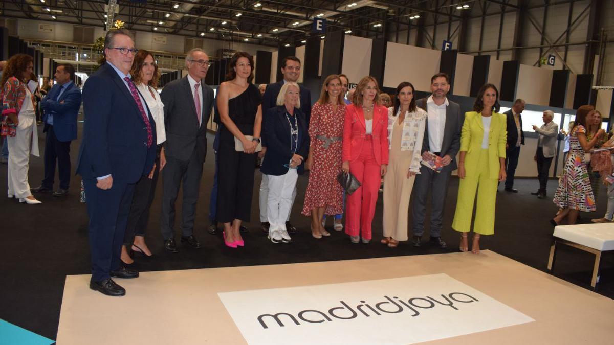 Visita del alcalde a las empresas cordobesas que participan en la feria MadridJoya en el pabellón de Ifema.