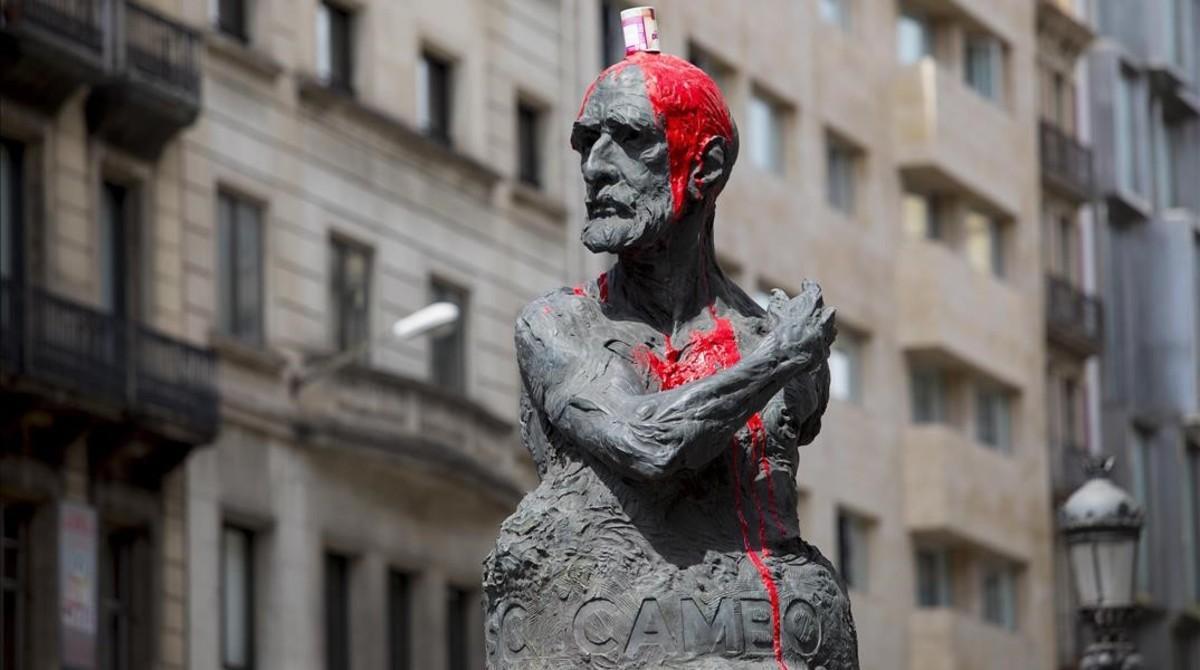 La estátua de Francesc Cambó, con un bote de pintura en la cabeza.