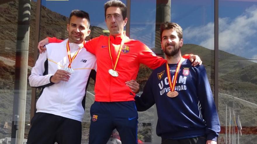 Luis Corchete, a la izquierda, de blanco, con su medalla de plata